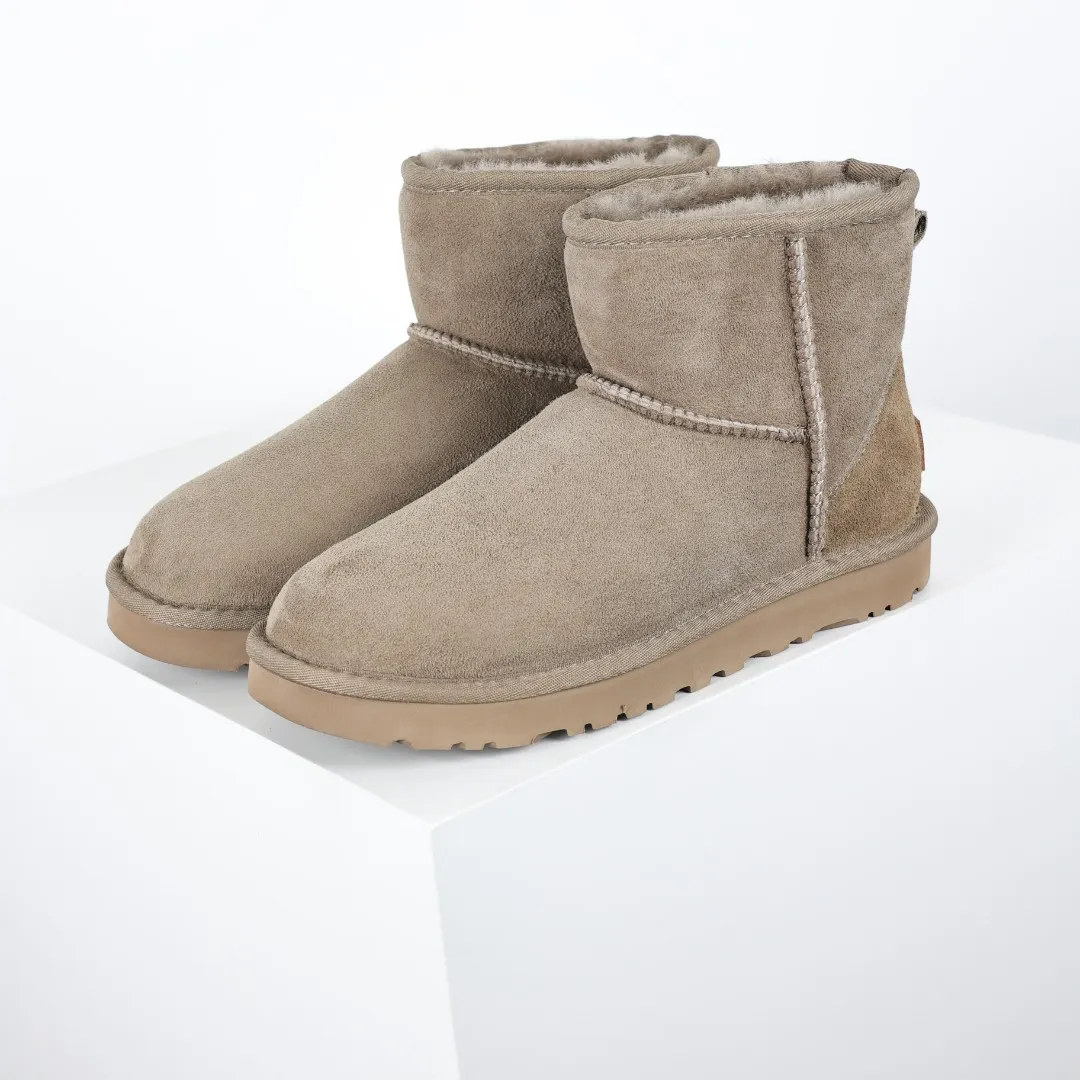 Pick up locally 💰520, core recommendation, good price, UGG Classic Mini mid-tube series, Xiaohongshu hot model, Henan Longfeng leather production, sheepskin and wool integration, top quality in the market, 2-3 cm cashmere insole, keeping warm in winter, suitable for home use. In the new year, uug launched a style series, which is partially biased towards the preferences of young consumers, and has also been at the forefront of fashion trends. Shoe body material, water-repellent coated suede upper 17mm UGGPURE™ implanted wool insole Lightweight non-slip comfortable rubber outsole With brand LOGO Trademark Comes with full packaging Size: 35 36 37 38 39 40